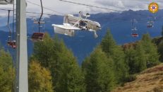 Plan fastnar i skidlift efter krasch i italienska Alperna