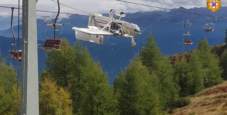 Ett propellerplan hänger i skidliften efter kraschen i Prato Valention.