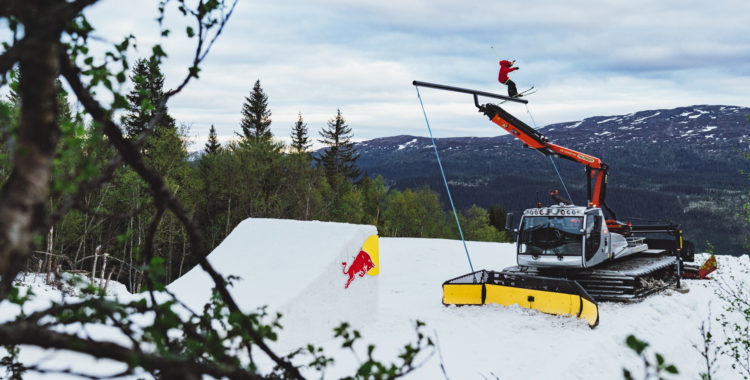 Jesper Tjäder på ett hööögt rail i Åre under inspelningen av hans nya film Unrailistic 2.0.