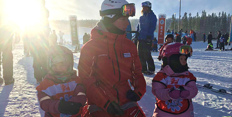 Vi djupdyker i en krönika om svenska fjällens verkliga superstars: skidlärarna! 