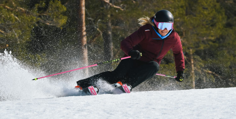 Frida Hansdotter bränner på i Sveriges nyaste skidort Idre Himmelfjäll, foto från april 2020.