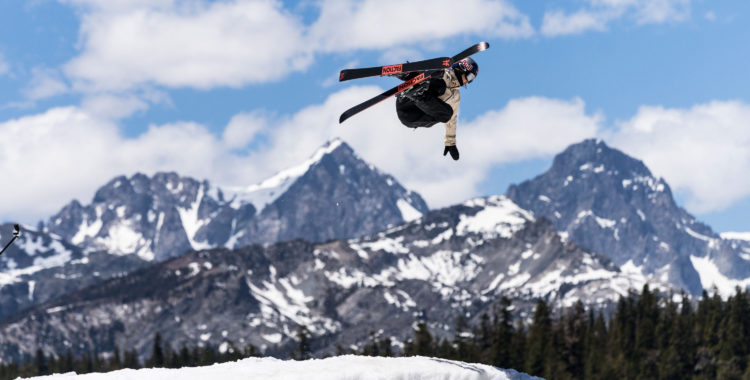 Supertalangen Eileen Gu som är 17 år åker freeski under kinesisk flagg. 