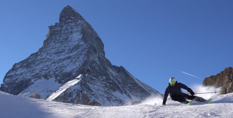 Christian Jansson piskar pisten längs med ena sidan av Matterhorn.