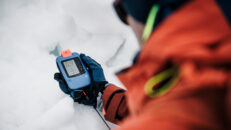 Vinterns smartaste lavinpryl – transceivern som talar med dig