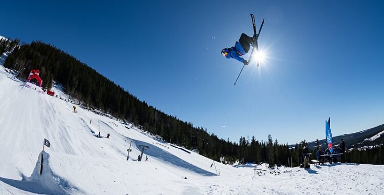 Jesper Tjäder i luften under SM i big air.