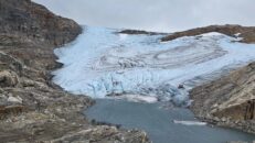 Glaciären smälter i Folgefonna – Liften ligger på sjöns botten