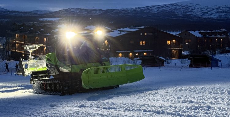 Eldriven pistmaskin i drift i Hemavan