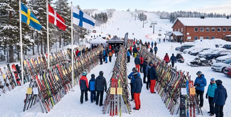 Begagnade skidor från Finland, Danmark och Sverige.