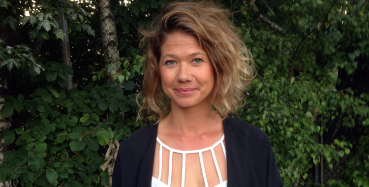 Tove Holmgren ser in i glaskulan och siar om den kommande säsongen