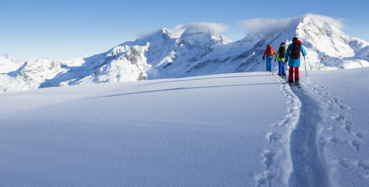 Långa skuggor när Alpsolen står lågt i början av december. Följ med till ett försäsongs-Saas-Fee