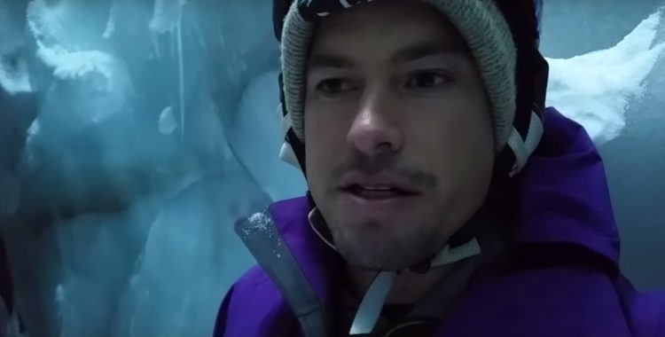 Ramlar ner i en glaciärspricka och dokumenterar allt